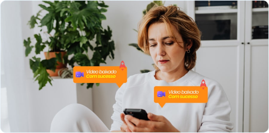 Mulher baixando vídeos no Instagram