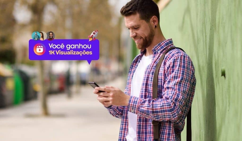 Homem mexendo no celular olhando para rede social Instagram vendo seu vídeo do reels ganhar visualizações grátis