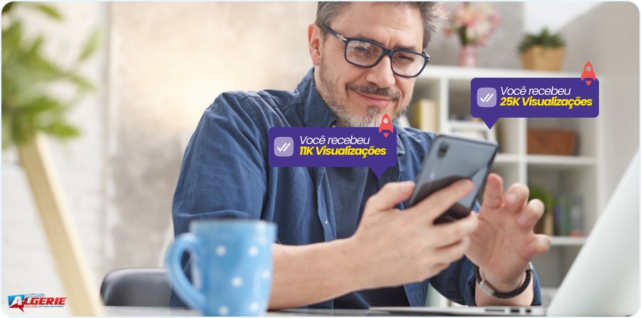 homem mexendo no celular ganhando milhares de visualizações reels homem mexendo no celular ganhando milhares de visualizações reels